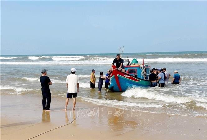 Hàng trăm tàu thuyền 'mắc cạn' tại cửa sông Dinh