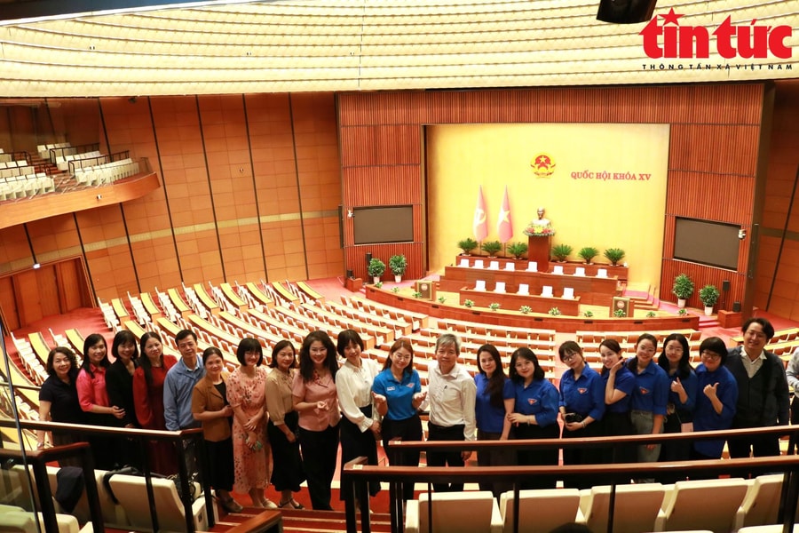 Báo Tin tức và Dân tộc tham quan Nhà Quốc hội, tìm hiểu lịch sử Quốc hội Việt Nam