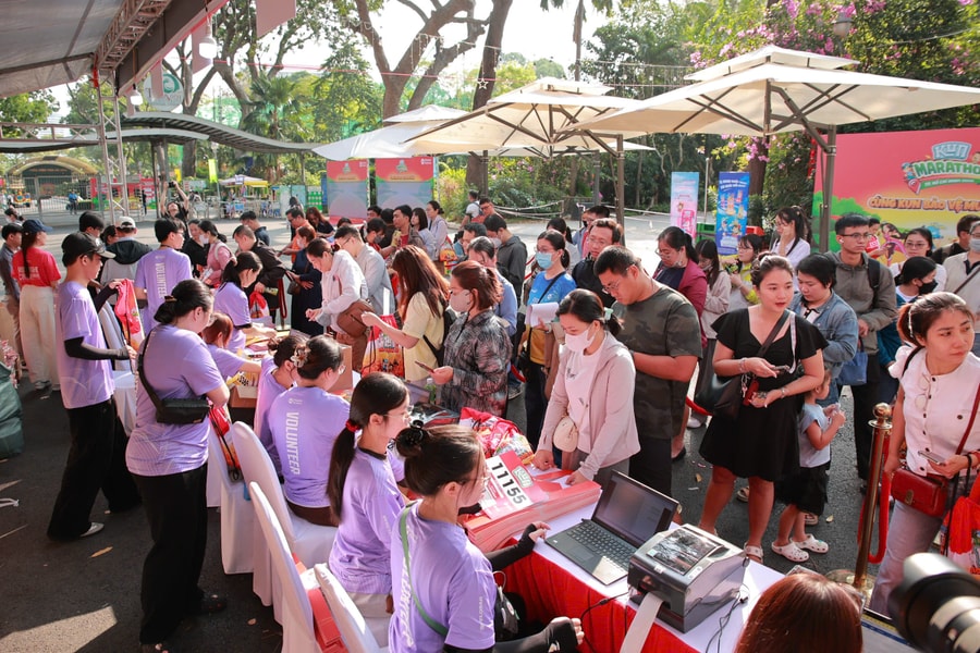 Phụ huynh TP HCM xếp hàng dài nhận suất chạy Kun Marathon cho trẻ