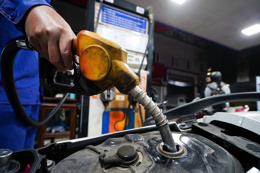 'Cần giảm thuế, phí để ứng phó giá xăng dầu tăng cao'