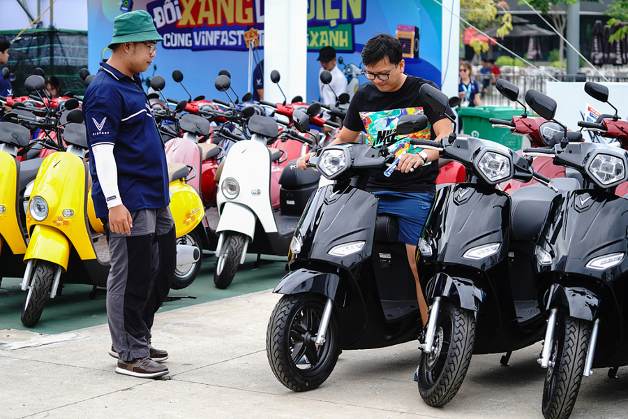 Thủ tướng yêu cầu thúc đẩy chuyển đổi xe điện, giảm phụ thuộc vào xăng dầu