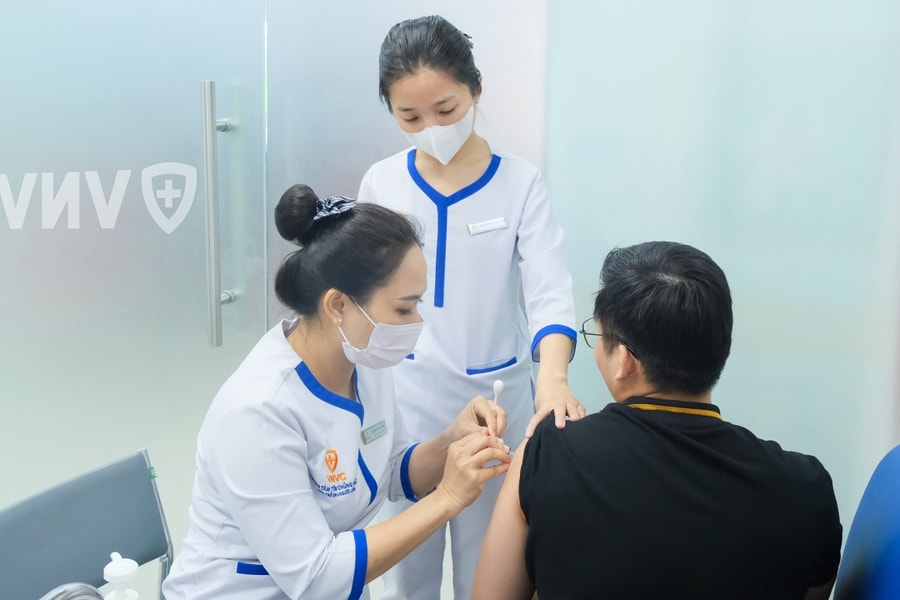 Sợ sùi mào gà, nam giới U40 chủ động tiêm HPV