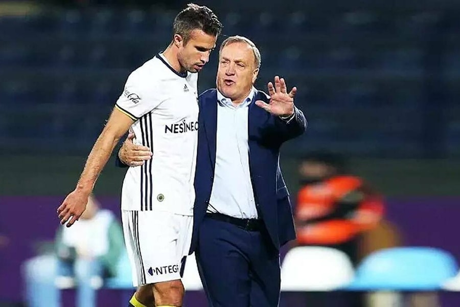 Thầy cũ làm cố vấn cho Van Persie