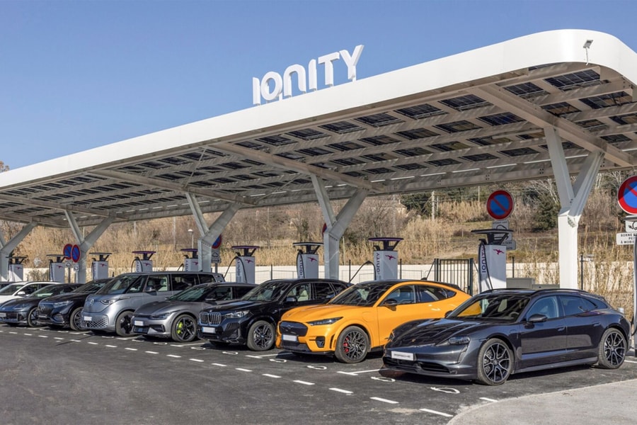 Chủ xe điện có thể phải nộp tiền sửa chữa đường cao tốc