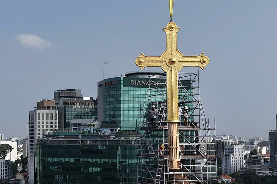 Thánh giá mạ vàng Nhà thờ Đức Bà Sài Gòn chế tác ra sao