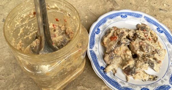 Người phụ nữ 54 tuổi chóng mặt, buồn nôn sau khi ăn cá ủ chua do người thân tặng