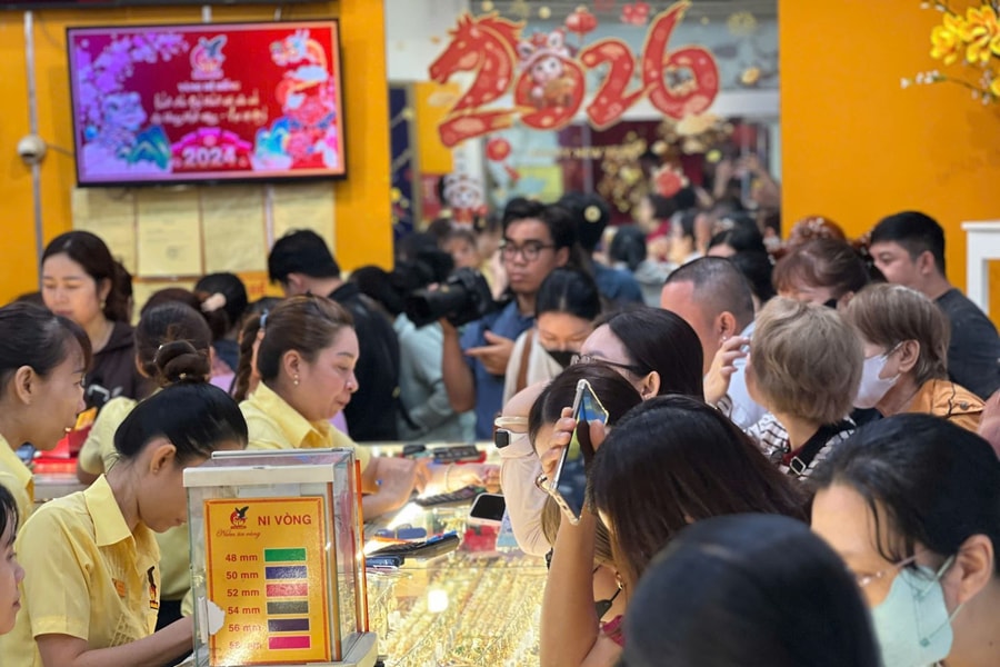 Giá vàng bốc hơi 5 triệu đồng/lượng chỉ sau 2 giờ mở cửa