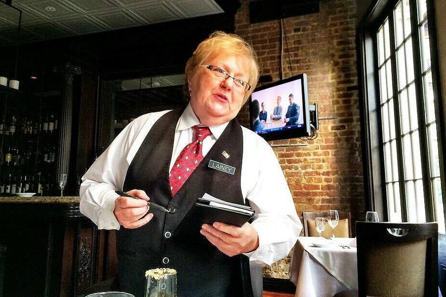 Chuỗi nhà hàng Mỹ cấm khách mặc đồ tập, đội mũ vào phòng ăn