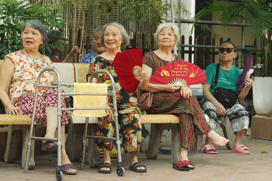 'Gánh nặng kép' khi người già mắc bệnh mạn tính nhiễm khuẩn hô hấp