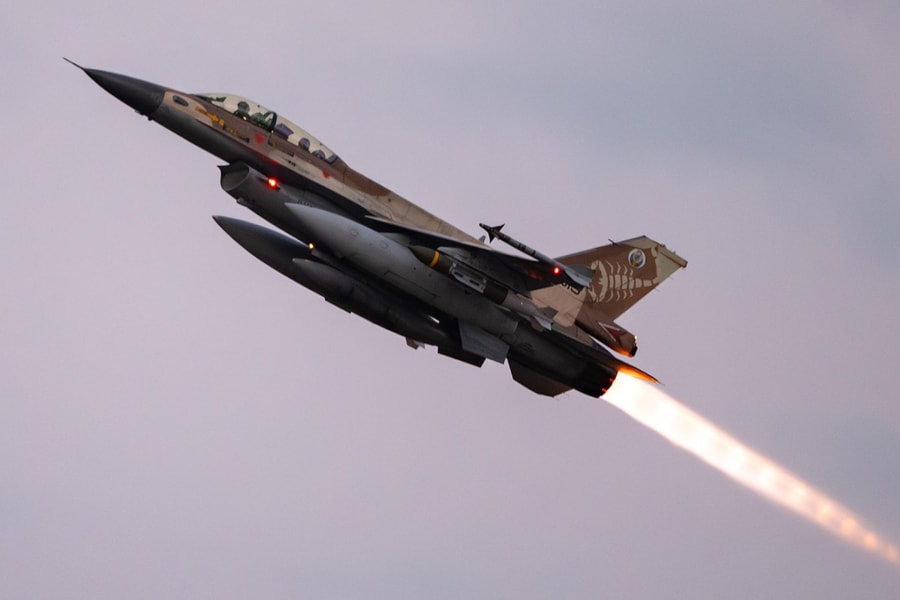 Tiêm kích Israel bị tên lửa Iran nhắm bắn