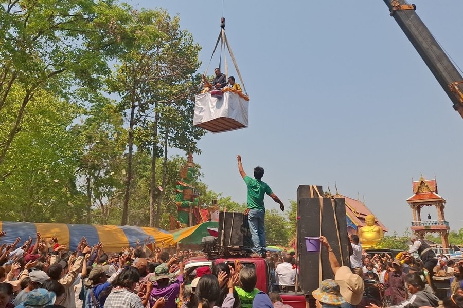 Ca sĩ Thái Lan rải tiền cho người dân sau khi trúng số