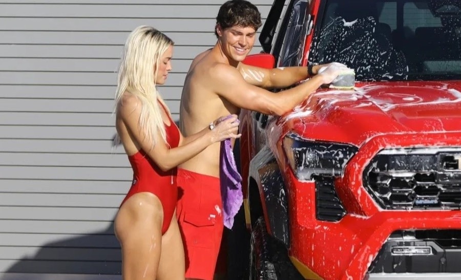 Hậu trường nóng bỏng của 'Baywatch'