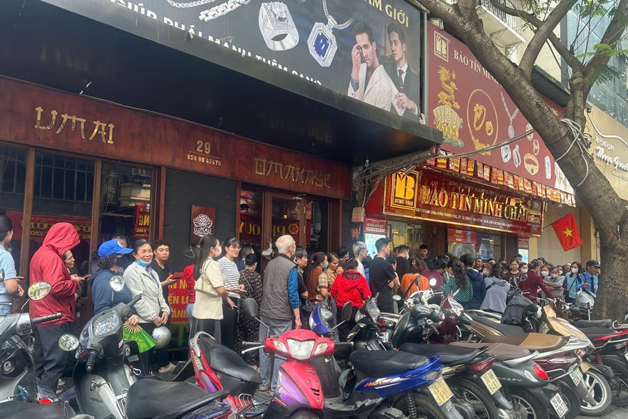 Giá vàng ‘bốc hơi’ mạnh, khách hàng được mua tối đa 5 chỉ nhưng không dễ đến lượt