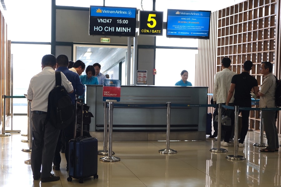 Vì sao khách phải đổi cửa ra máy bay vào giờ chót?