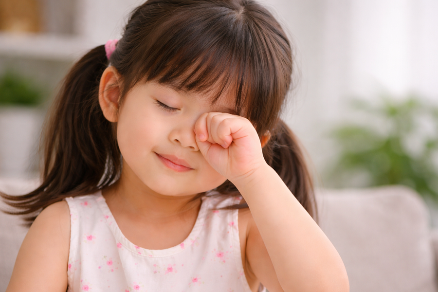 Vì sao trẻ thường xuyên dụi mắt?