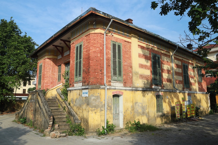 Hàng loạt công sở ở TP Huế bỏ hoang