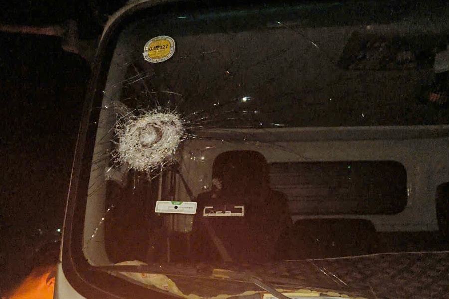 Nhóm thiếu niên ném đá vỡ kính ôtô trên cao tốc Vũng Áng - Bùng