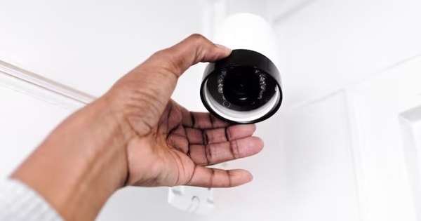 Bác sĩ bí mật lắp camera quay lén đồng nghiệp rồi tống tiền