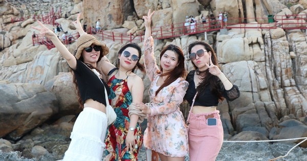 Đắm mình trong vẻ đẹp của Hang Rái