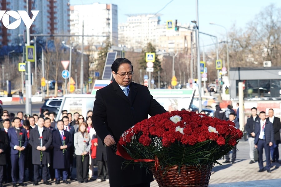 Thủ tướng Phạm Minh Chính đặt hoa tại Tượng đài Chủ tịch Hồ Chí Minh tại Moskva