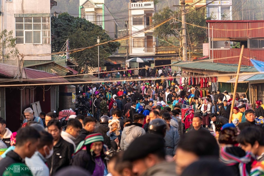 Chen chân trong chợ phiên cuối tuần phố cổ Đồng Văn