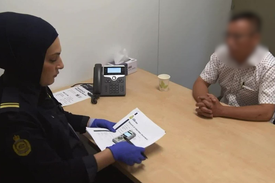 Khách Việt bị hủy visa vào Australia vì tin nhắn trong điện thoại