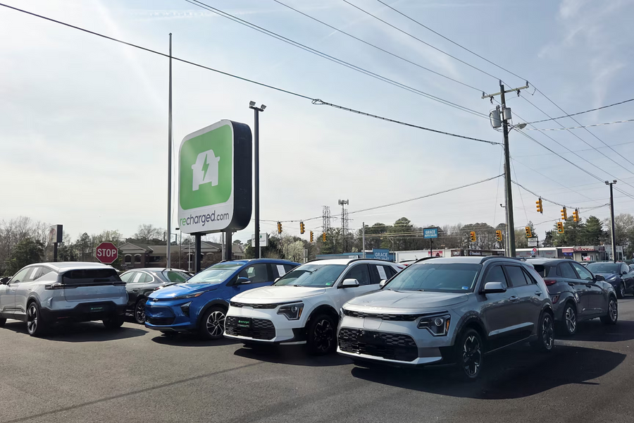 Xe điện hút khách khi giá dầu tăng vọt