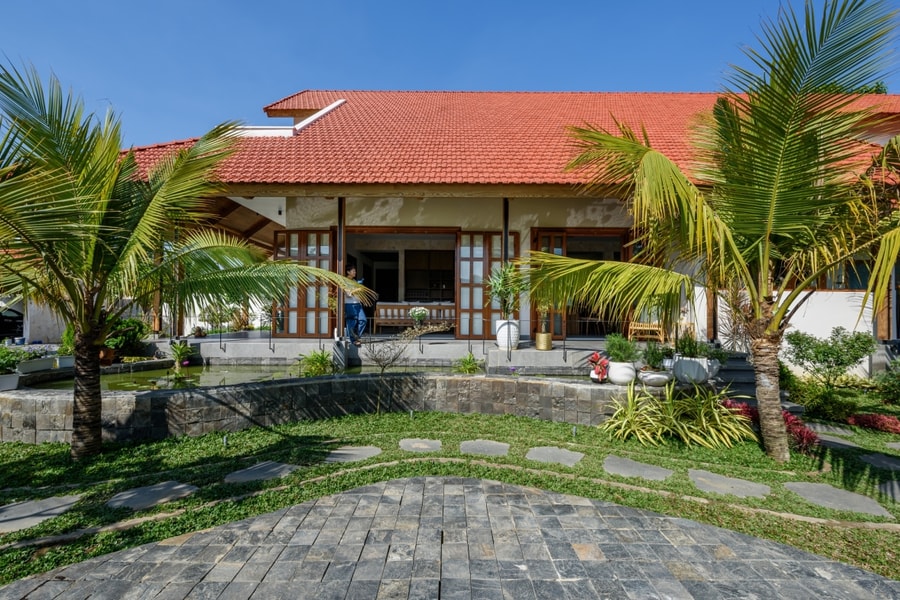 Nhà vườn 250 m2 gợi nhớ nếp nhà miền Tây qua mái ngói đất nung