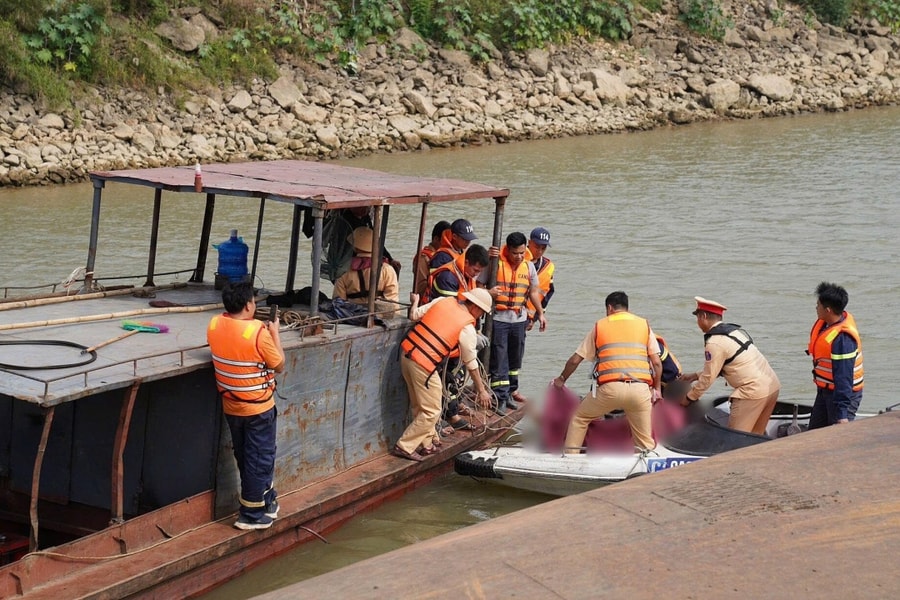 Lật tàu hút cát trên sông Hồng, một người chết