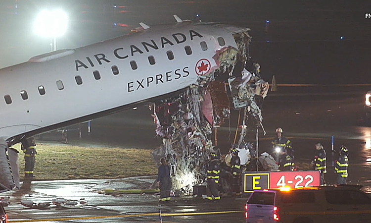 Máy bay vỡ nát đầu vì tông vào xe cứu hộ