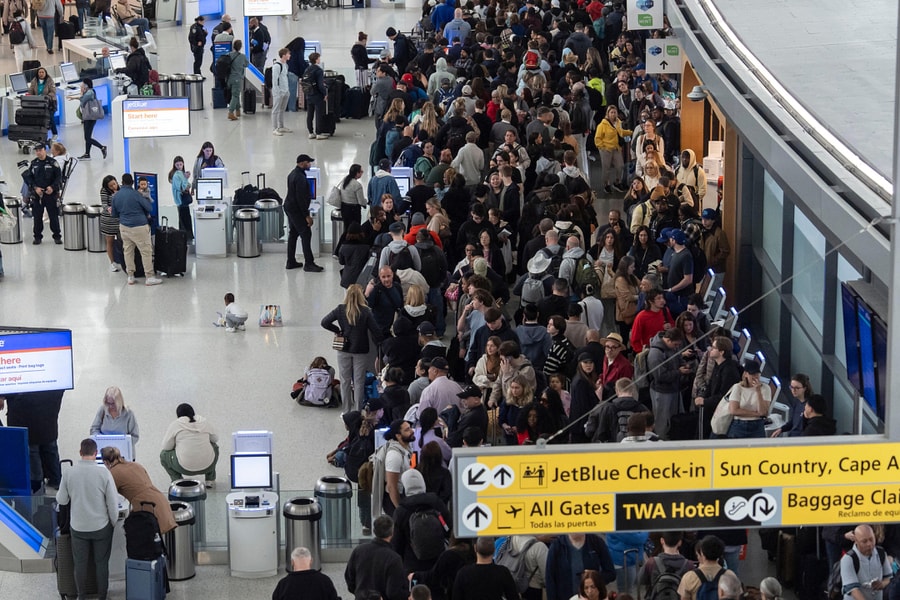 Mỹ triển khai đặc vụ di trú 'giải vây' các sân bay