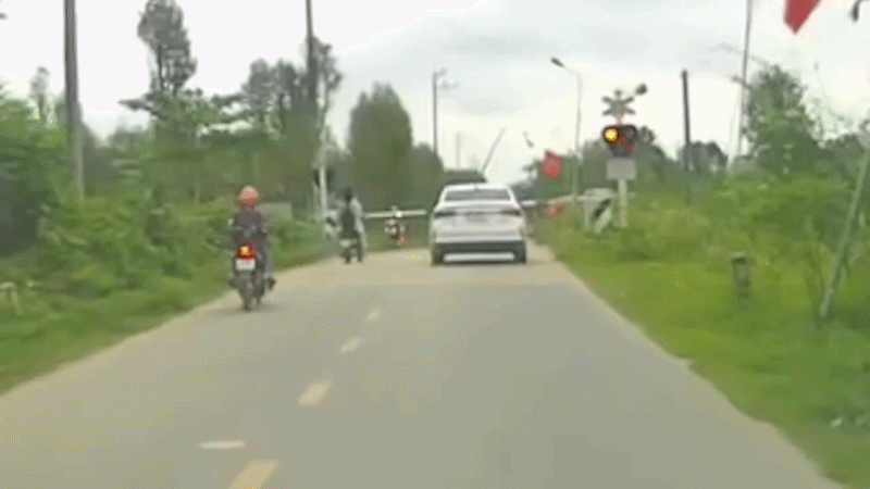 Hai nữ sinh vượt gác chắn trước mũi tàu hỏa