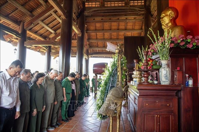 Dâng hương tưởng niệm 99 liệt sĩ Thanh niên xung phong trên biên giới