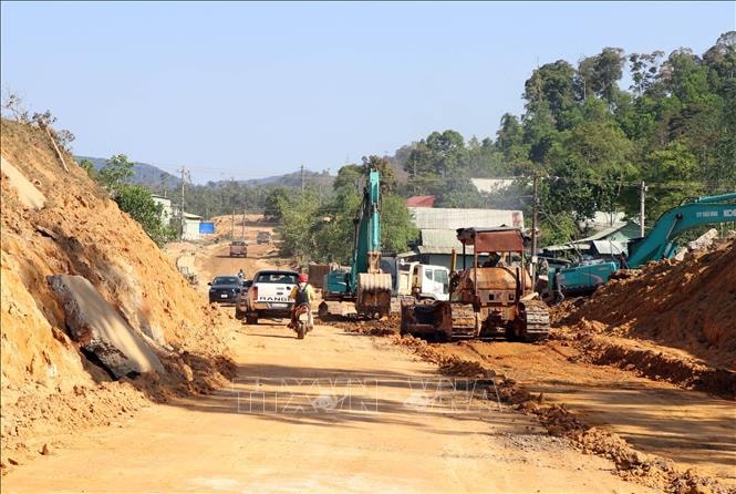 Quảng Ngãi: Nhiều 'điểm nghẽn', tỉnh lộ 676 chậm 'thông' tuyến