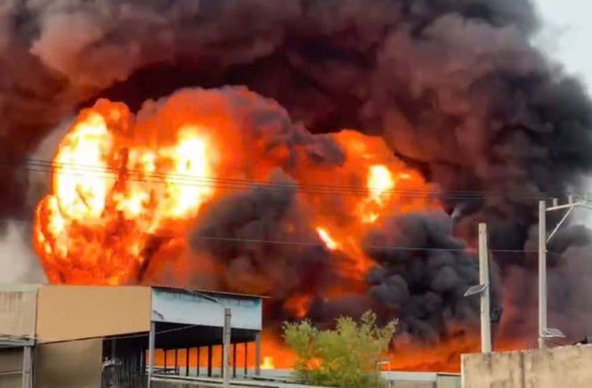 Khống chế nhanh vụ cháy tại công ty hóa chất