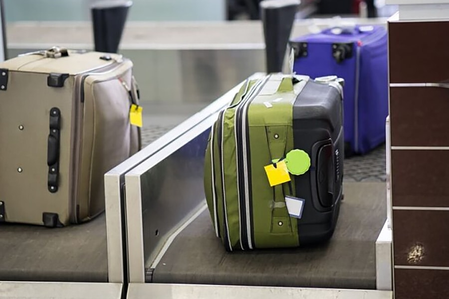Lý do nên quay bánh xe vali ra ngoài khi cân hành lý