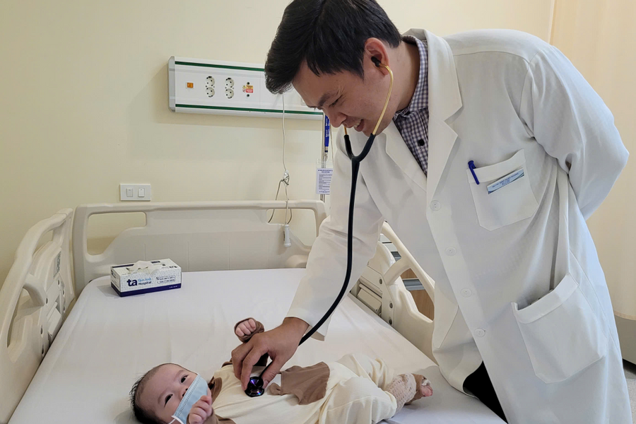 Bé trai nhiễm khuẩn tiết niệu do vi khuẩn kháng thuốc