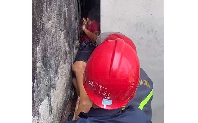Giải cứu bé trai mắc kẹt trong khe hẹp giữa hai bức tường