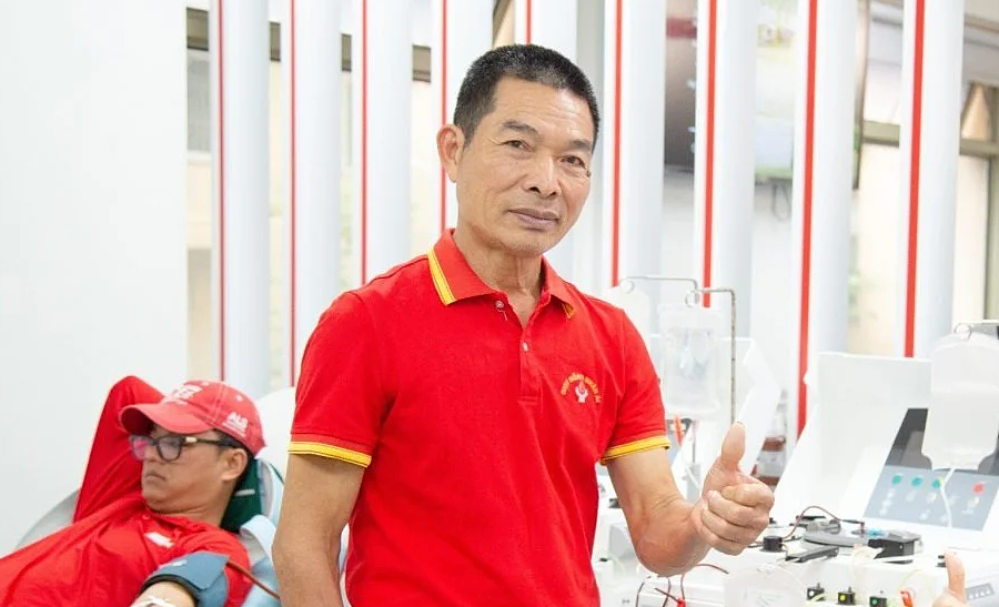 Lão nông rủ cả làng đi hiến máu