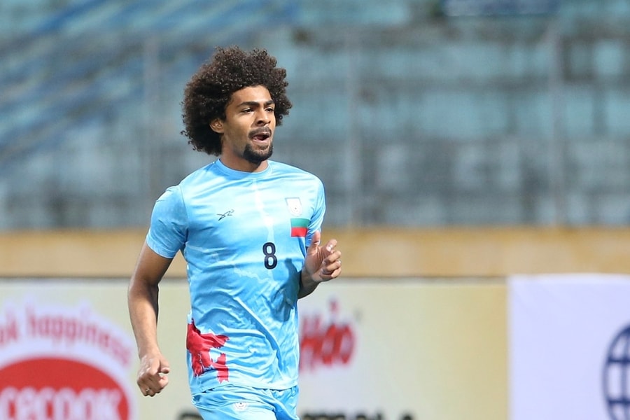 Cựu cầu thủ Ngoại hạng Anh tập thử sân Hàng Đẫy để đấu Việt Nam