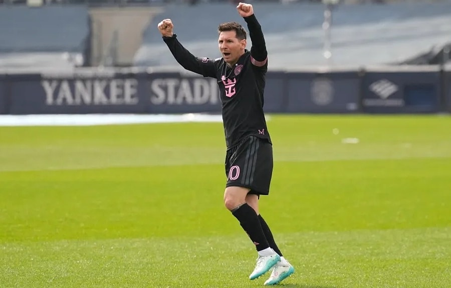 Messi vượt Pele, áp sát kỷ lục đá phạt