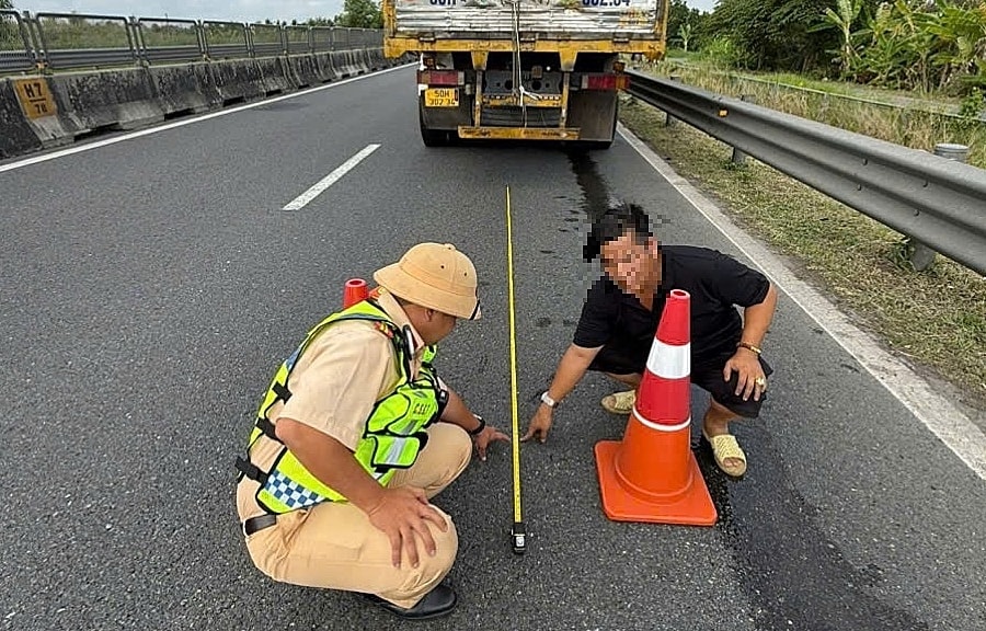 Dừng ở làn khẩn cấp không bắt buộc đặt biển cảnh báo 150 m