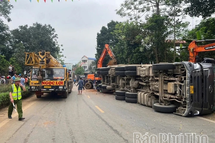 Xe tải chở đất lật nghiêng đè trúng ô tô 4 chỗ làm 2 người tử vong