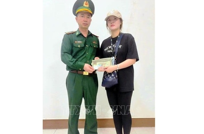 Chiến sĩ Biên phòng Quảng Ninh giúp người dân tìm lại tài sản bị mất