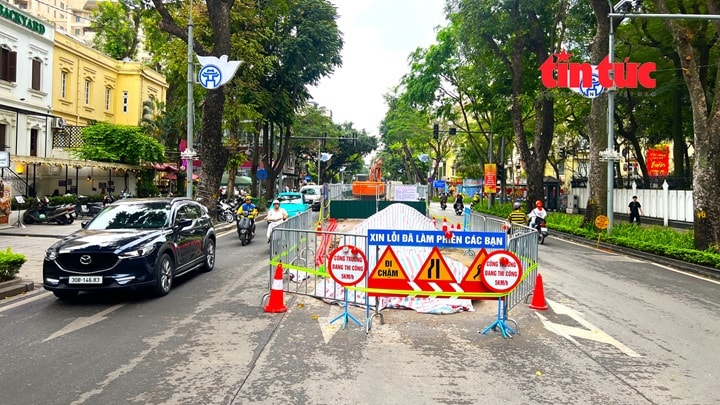 Phố trung tâm Hà Nội xuất hiện nhiều 'lô cốt' thi công chống ngập