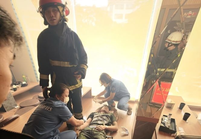 Giải cứu nam thanh niên mắc kẹt trong thang máy chở hàng