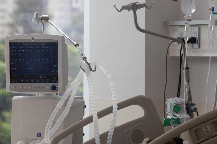 Nỗ lực cứu bé gái ngưng tim do ngã vào thùng nước