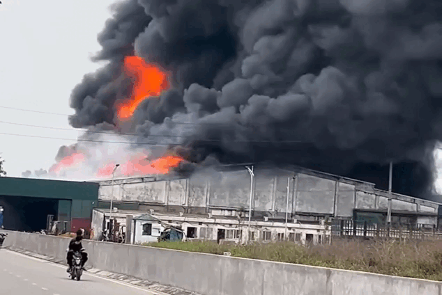 Cháy xưởng tái chế nhựa ở Hưng Yên