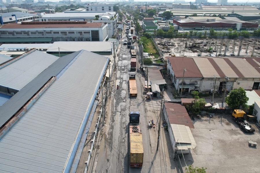 Cửa ngõ phía nam TP HCM ùn tắc do loạt xe sụp 'ổ gà'