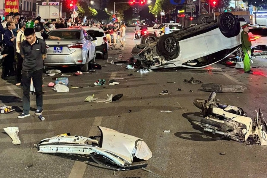 Ôtô tông loạt xe trên phố Hà Nội